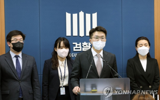 20일 오전 서울 서초동 서울고검에서 임진철 검사(서울중앙지검)가 '검수완박'(검찰 수사권 완전 박탈) 입법에 대응하기 위해 열렸던 전국 평검사 대표회의 결과에 대해 브리핑하고 있다. <연합뉴스>